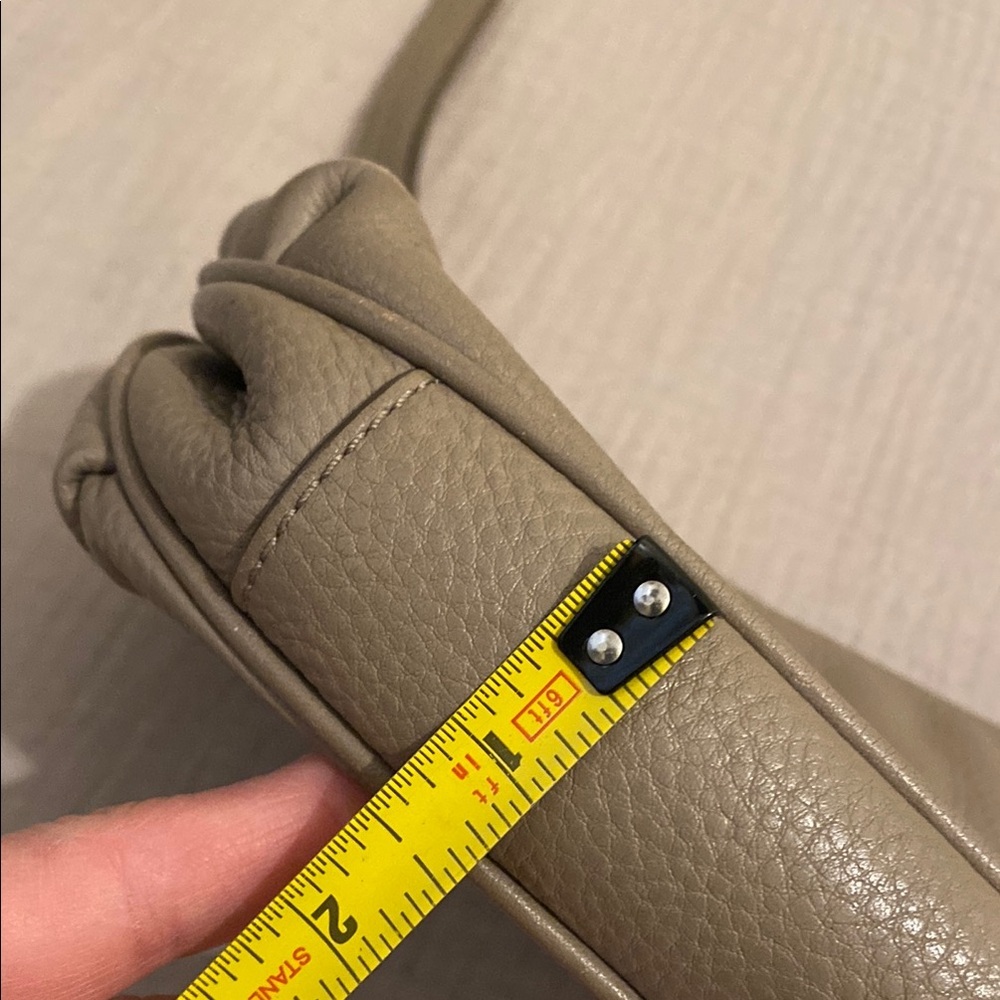 Marc By Marc Jacobs Elegant Taupe Leather Shoulder Bag - Picture 5 of 8